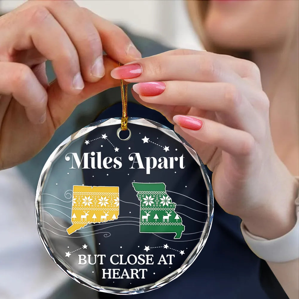 Family, Gift For Sibling, Parents, Gift For Grandparents, Gift For Sisters, Gift For Brothers, Gift For Bestie - Long Distance The Miles Don't Matter Christmas Pattern - Personalized Circle Glass Ornament