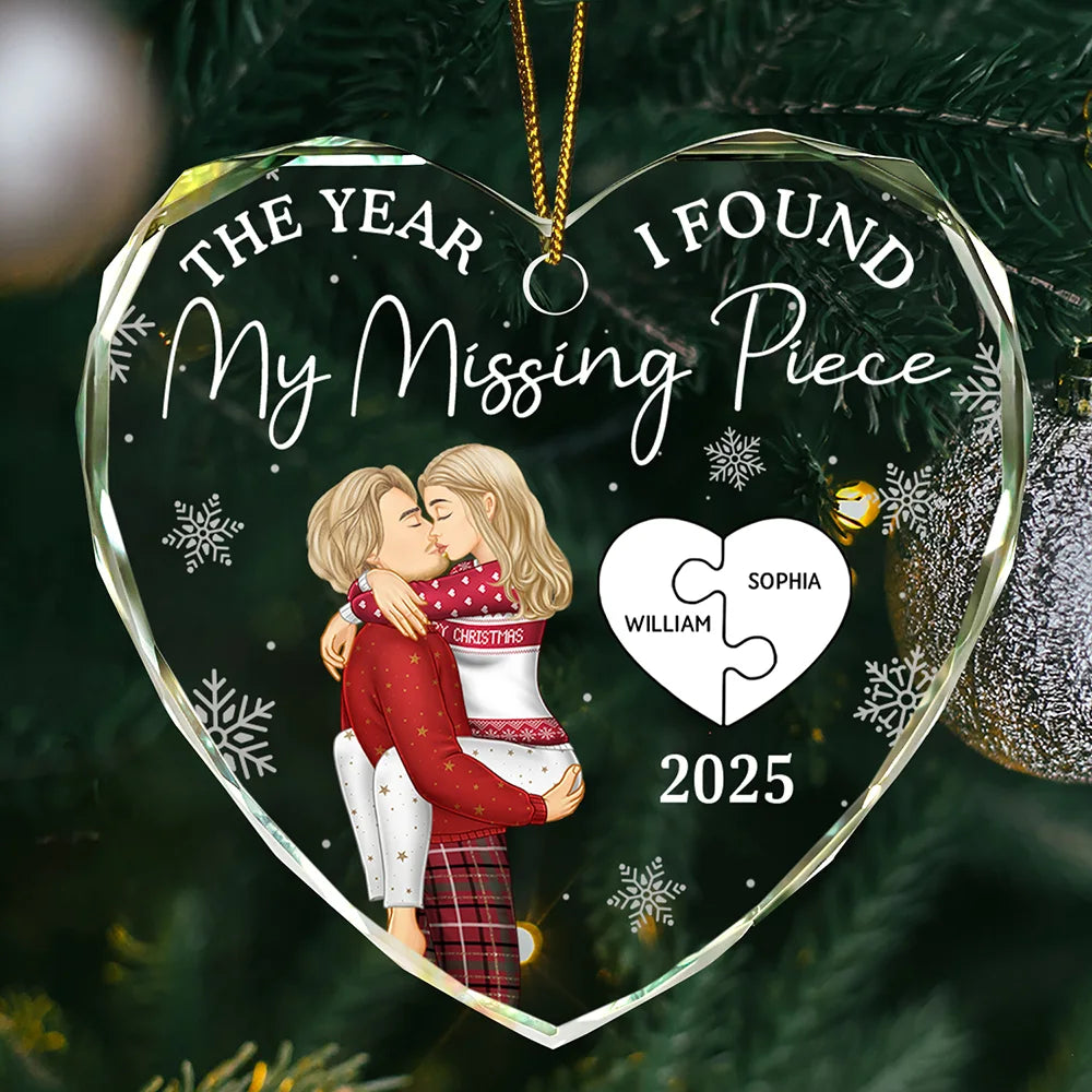 Love,Christmas,Gift For Wife,Gift For Husband,Gift For Couples,Gift For Girlfriend,Gift For Boyfriend - The Year I Found My Missing Piece Kissing Couples - Personalized Heart Shaped Glass Ornament