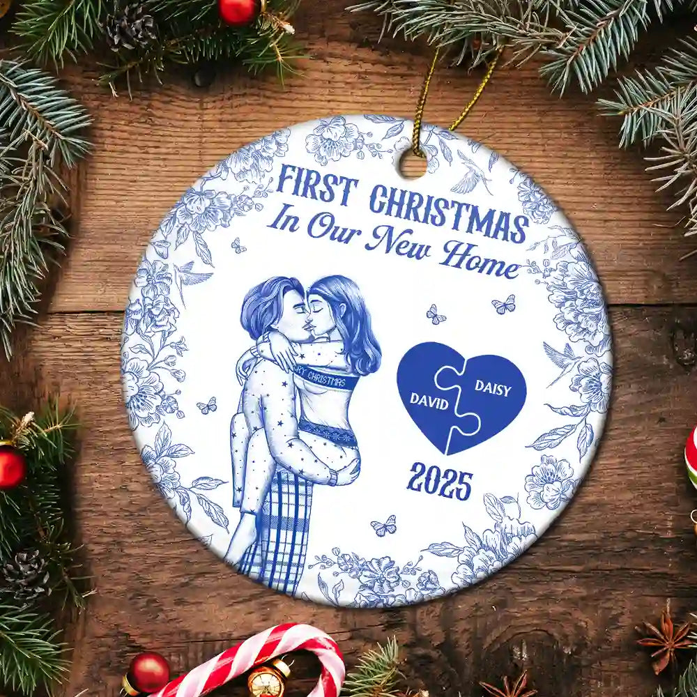 Love,Christmas,Gift For Wife,Gift For Husband,Gift For Couples,Wedding,Wedding Anniversary,Married - The Year We Became Mr & Mrs Kissing Couples Toile - Personalized Circle Ceramic Ornament