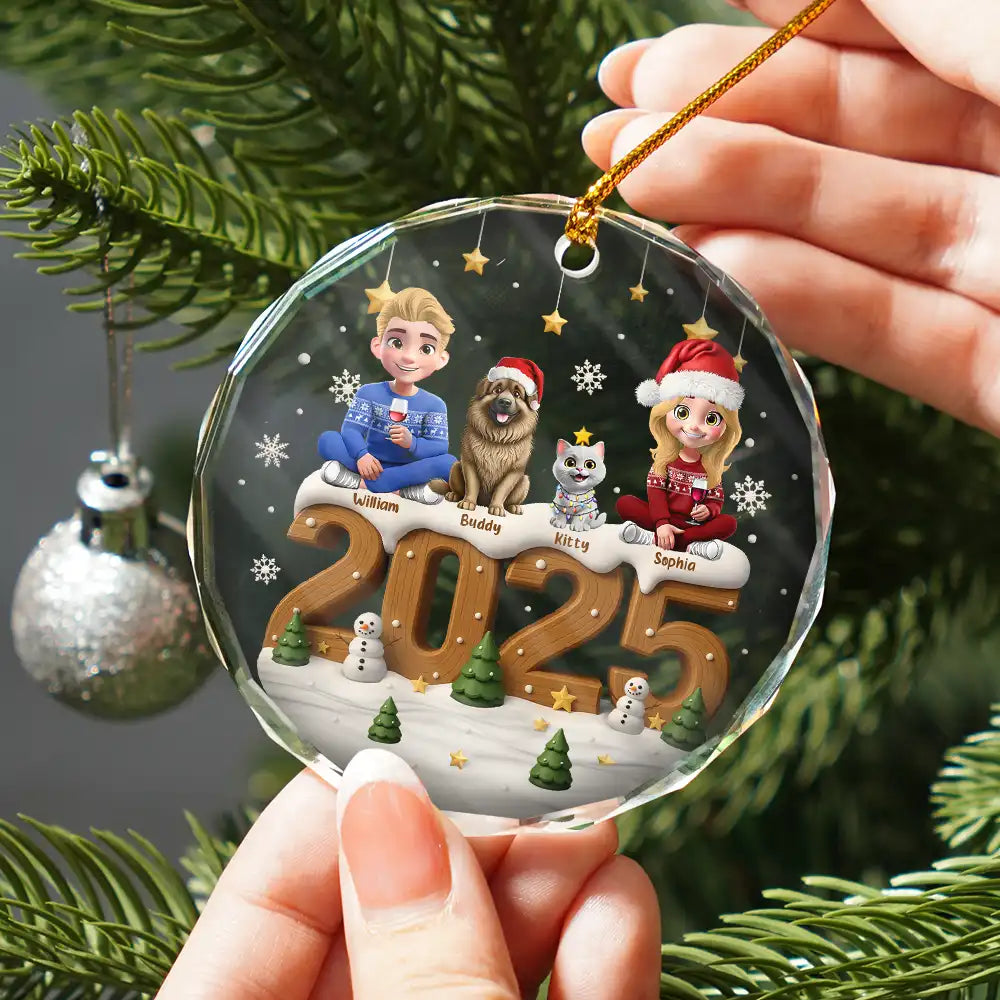 Family,Gift For Grandparents,Parents,Gift For Kids,Happy,Christmas,Non-Eng - 3D Effect Christmas Family And Dog Cat - Personalized Circle Glass Ornament
