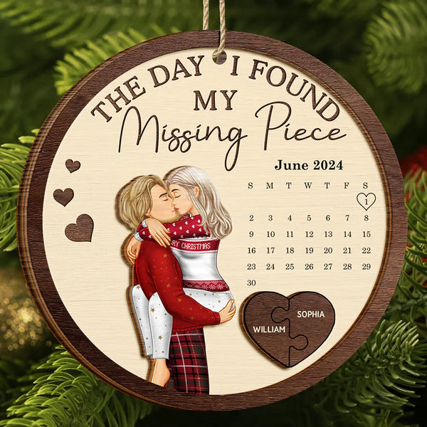 Gift For Couples, Gift For Husband, Gift For Wife, Gift For Boyfriend, Gift For Girlfriend - The Day I Found My Missing Piece Kissing Couples Calendar - Personalized 2-Layered Wooden Ornament