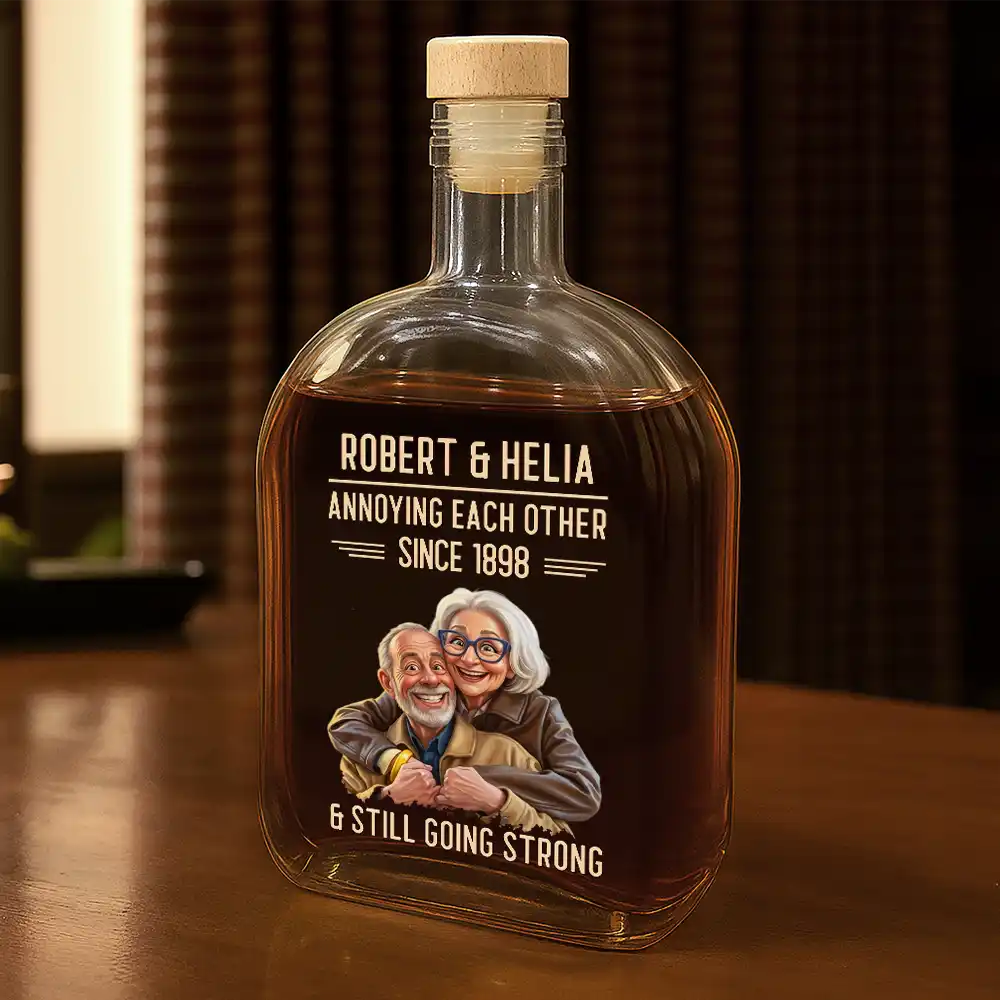 Custom Photo, Art Design, Gift For Couples, Old Couples, Wedding Anniversary, Humorous, Photo - Caricature - Remove BG - Custom Photo Caricature Vintage Annoying Each Other - Personalized Whiskey Bottle