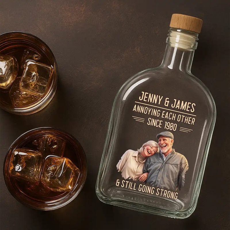 Custom Photo, Art Design, Gift For Couples, Old Couples, Wedding Anniversary, Humorous, Photo - Caricature - Remove BG - Custom Photo Caricature Vintage Annoying Each Other - Personalized Whiskey Bottle