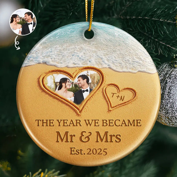 Gift For Couples,Gift For Husband,Gift For Wife,Gift For Boyfriend,Gift For Girlfriend,Anniversary,Wedding Anniversary,Love,Custom Photo - Custom Photo The Year We Became Mr & Mrs Initial Letter - Personalized Circle Ceramic Ornament