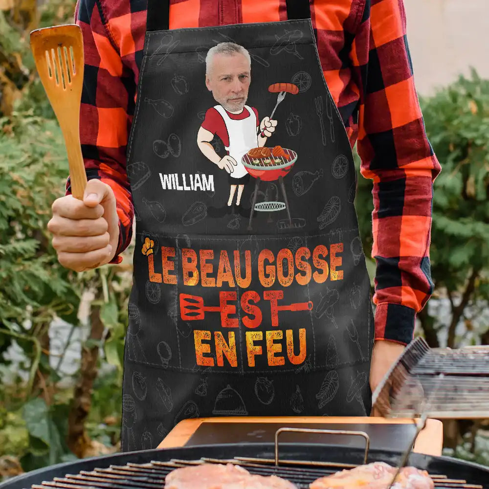 Gift For Husband,Gift For Boyfriend,Gift For Yourself,Gift For Men,Gift For Father,Dad's Hobby,Gift For Grandpa,Grandpa's Hobby,Grilling,French,Funny,French,Non-Eng,Icon - Le Beau Gosse Est En Feu - Tablier Personnalisé