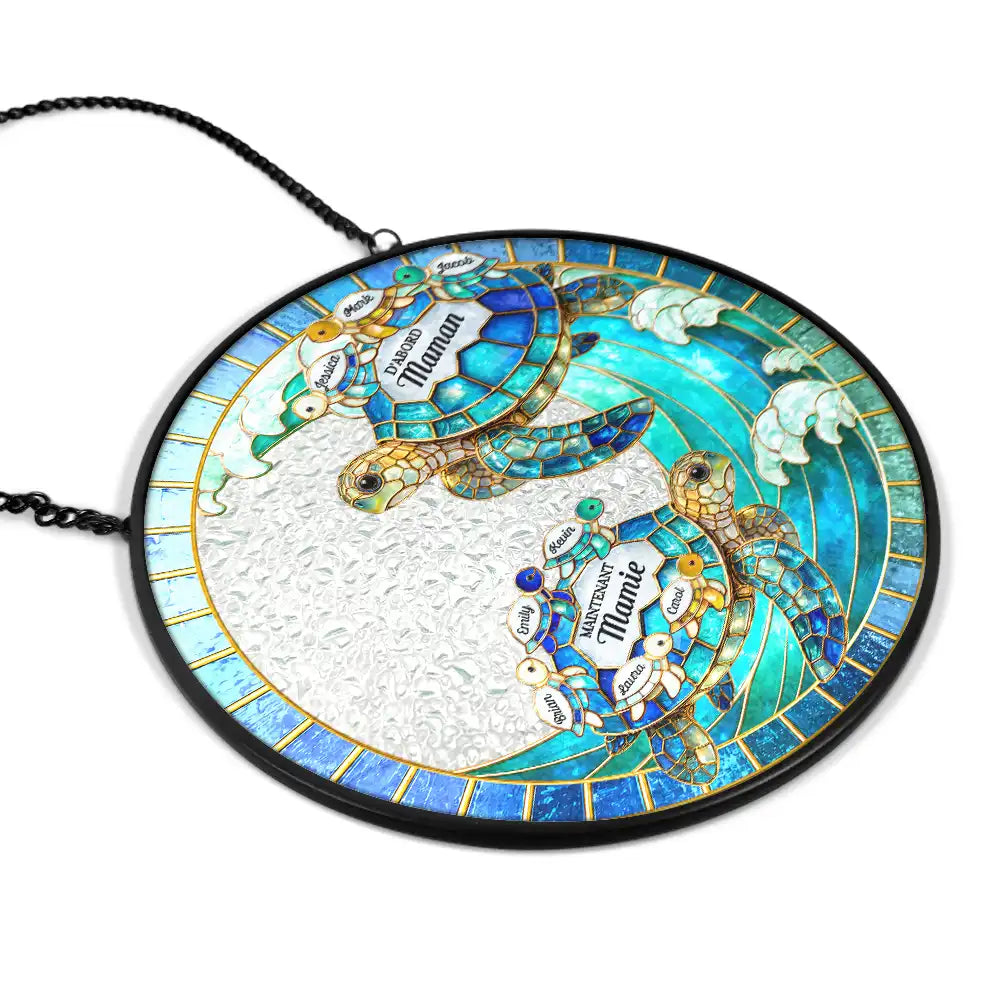 Gift For Wife,Gift For Yourself,Gift For Women,Parents,Gift For Mother,Gift For Grandma,Gift For Grandparents,French,Non-Eng,Icon,Grateful - Tortue De Mer D’abord Maman Maintenant Mamie - Attrape-Soleil Effet Vitrail À Suspendre Personnalisé
