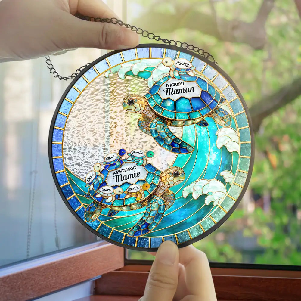 Gift For Wife,Gift For Yourself,Gift For Women,Parents,Gift For Mother,Gift For Grandma,Gift For Grandparents,French,Non-Eng,Icon,Grateful - Tortue De Mer D’abord Maman Maintenant Mamie - Attrape-Soleil Effet Vitrail À Suspendre Personnalisé