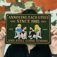 Top Market, Wedding Anniversary, Humorous, Old Couples, Summer, Gift For Couples, Vector - Retro Style Couple Annoying Each Other - Personalized Classic Metal Signs