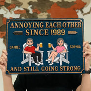 Top Market, Wedding Anniversary, Humorous, Old Couples, Summer, Gift For Couples, Vector - Retro Style Couple Annoying Each Other - Personalized Classic Metal Signs