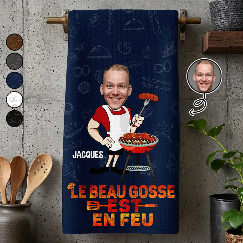 Gift For Husband,Gift For Boyfriend,Gift For Yourself,Gift For Men,Gift For Grandpa,Grandpa's Hobby,Gift For Father,Dad's Hobby,Grilling,French,Non-Eng,Photo,Icon,Playful - Photo Personnalisable Le Beau Gosse Est En Feu - Torchon De Cuisine Personnalisé