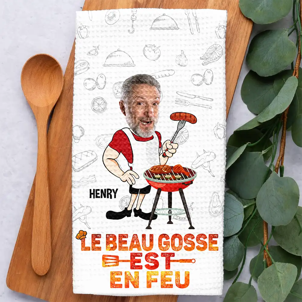 Gift For Husband,Gift For Boyfriend,Gift For Yourself,Gift For Men,Gift For Grandpa,Grandpa's Hobby,Gift For Father,Dad's Hobby,Grilling,French,Non-Eng,Photo,Icon,Playful - Photo Personnalisable Le Beau Gosse Est En Feu - Torchon De Cuisine Personnalisé