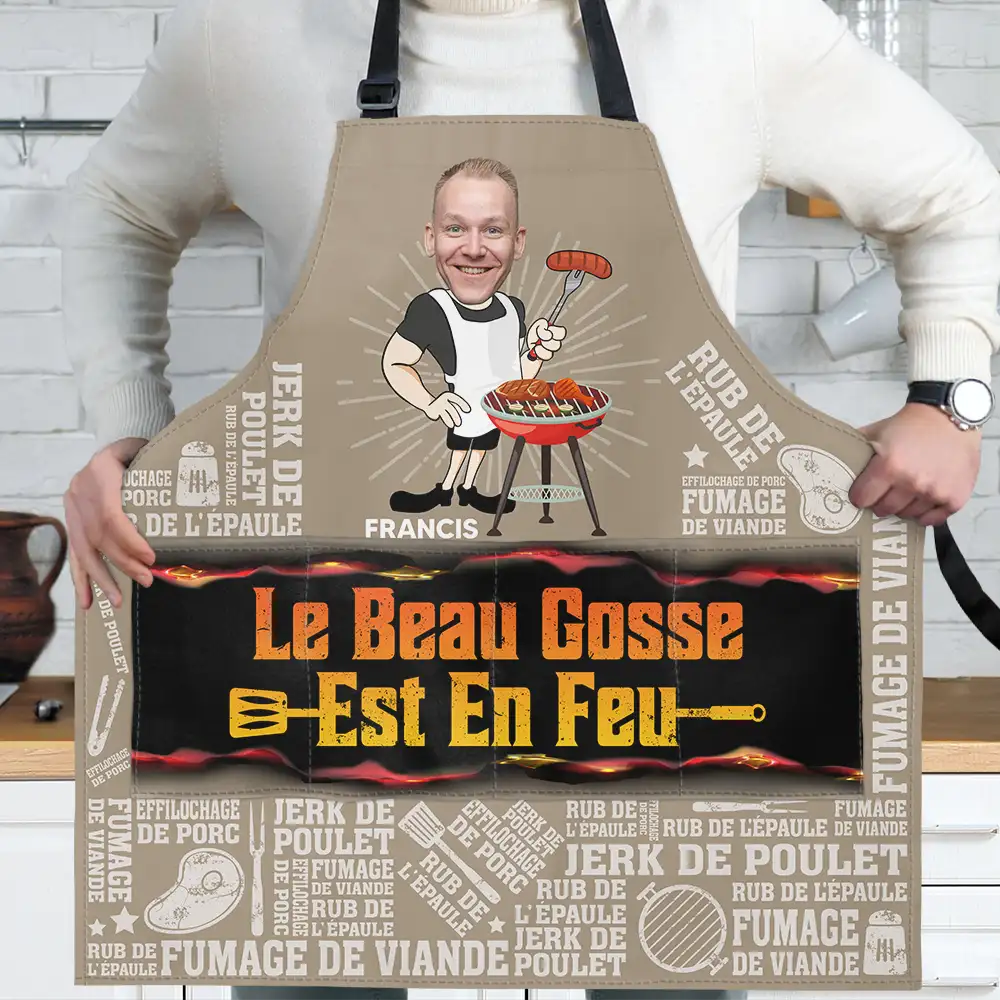 Gift For Husband,Gift For Boyfriend,Gift For Yourself,Gift For Men,Gift For Grandpa,Grandpa's Hobby,Gift For Father,Dad's Hobby,Grilling,French,Non-Eng,Photo,Icon,Playful - Photo Personnalisable Le Beau Gosse Est En Feu Barbecue - Tablier Personnalisé
