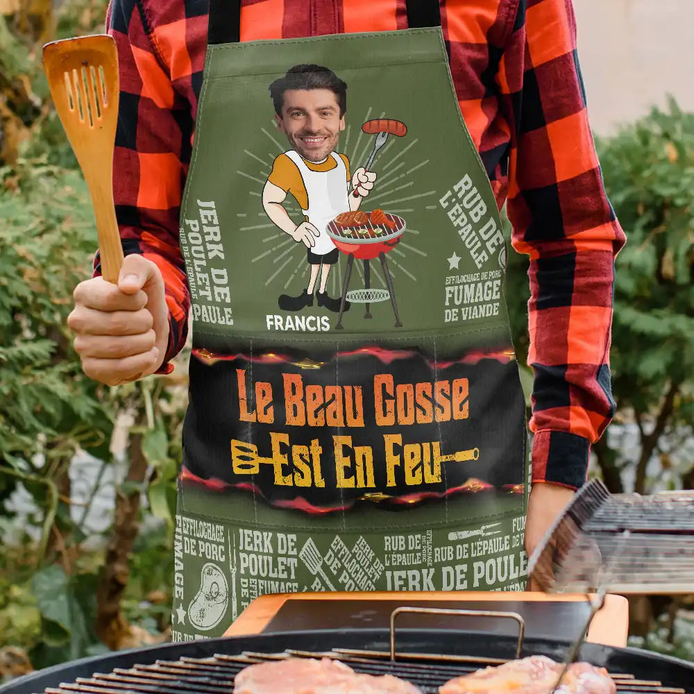 Gift For Husband,Gift For Boyfriend,Gift For Yourself,Gift For Men,Gift For Grandpa,Grandpa's Hobby,Gift For Father,Dad's Hobby,Grilling,French,Non-Eng,Photo,Icon,Playful - Photo Personnalisable Le Beau Gosse Est En Feu Barbecue - Tablier Personnalisé