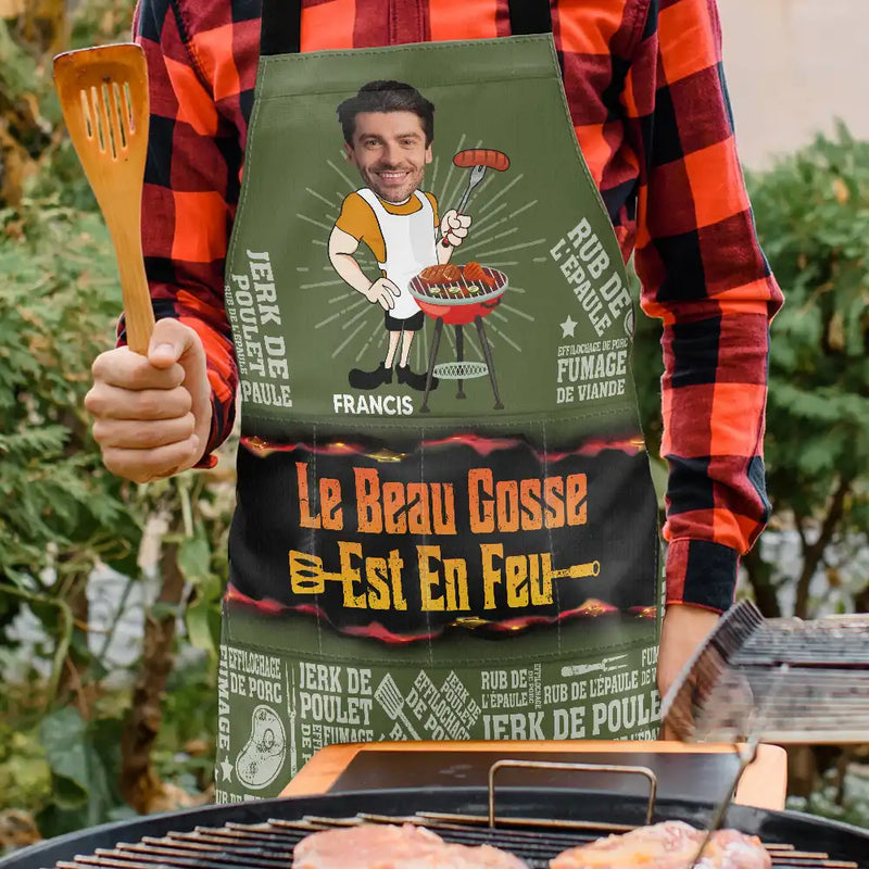 Gift For Husband,Gift For Boyfriend,Gift For Yourself,Gift For Men,Gift For Grandpa,Grandpa's Hobby,Gift For Father,Dad's Hobby,Grilling,French,Non-Eng,Photo,Icon,Playful - Photo Personnalisable Le Beau Gosse Est En Feu Barbecue - Tablier Personnalisé