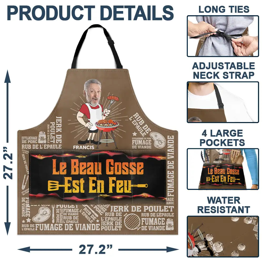 Gift For Husband,Gift For Boyfriend,Gift For Yourself,Gift For Men,Gift For Grandpa,Grandpa's Hobby,Gift For Father,Dad's Hobby,Grilling,French,Non-Eng,Photo,Icon,Playful - Photo Personnalisable Le Beau Gosse Est En Feu Barbecue - Tablier Personnalisé
