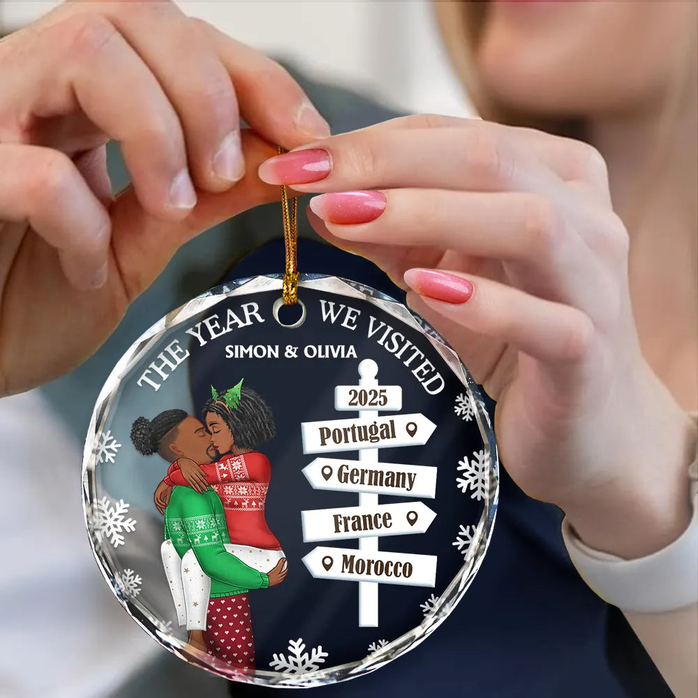 Gift For Couples, Gift For Husband, Gift For Wife, Gift For Boyfriend, Gift For Girlfriend, Christmas, Travel, Happy - The Year We Visited Travel Ornament Side View - Personalized Circle Glass Ornament