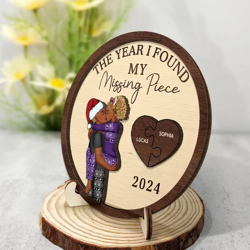 Christmas,Love,Gift For Couples,Gift For Husband,Gift For Wife,Gift For Boyfriend,Gift For Girlfriend,Anniversary - The Year I Found My Missing Piece Kissing Couples - Personalized 2-Layered Wooden Plaque With Stand