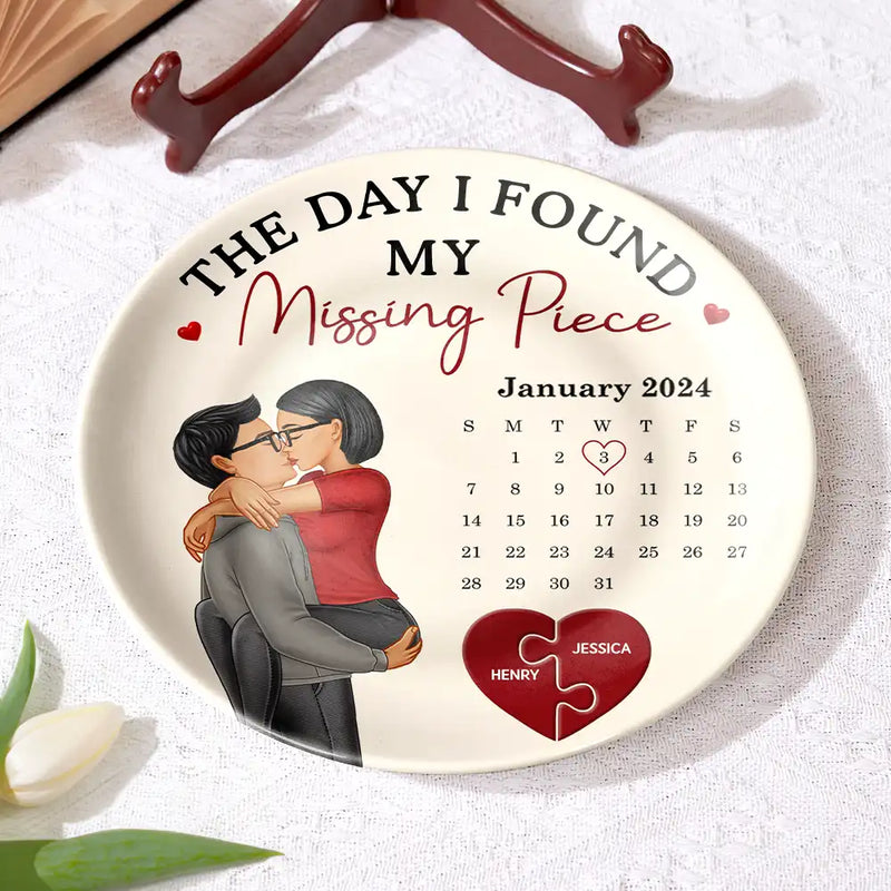 Love,Gift For Couples,Gift For Husband,Gift For Wife,Gift For Girlfriend - Calendar The Day I Found My Missing Piece Kissing Couples - Personalized Ceramic Plate